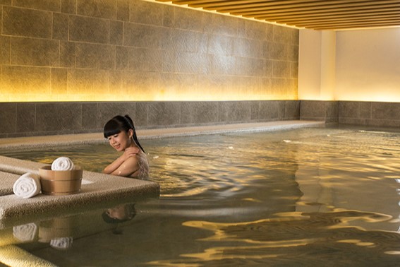 酒店深受女性們喜愛滿溢和風、通風寬敞的「澄大浴場」極致裸湯。.jpg
