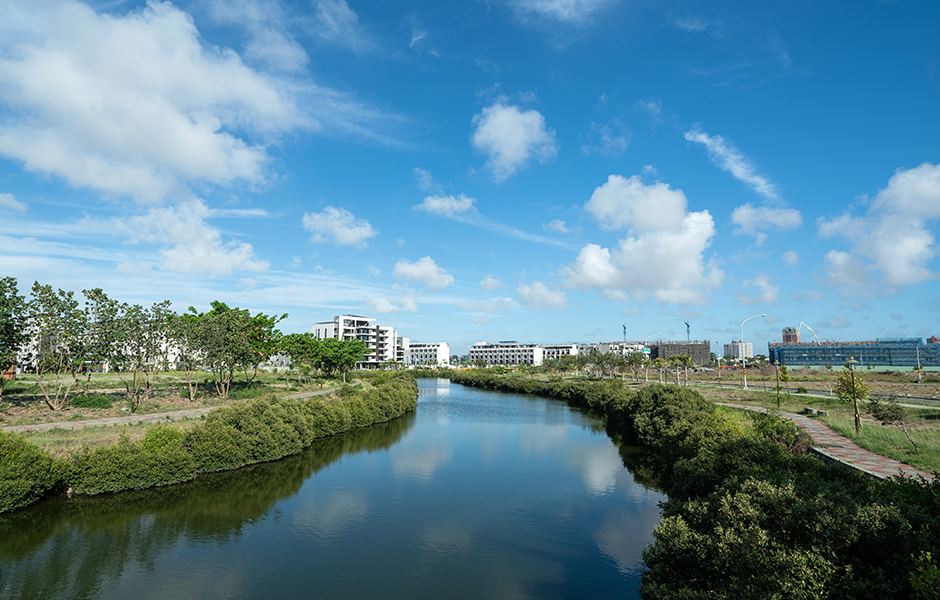  上曜「湖映白」位於台南九份子萬坪中央水路景觀公園旁