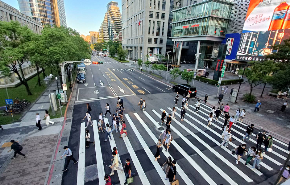 銀行業陸續退出東區商圈  百貨型態圈逐漸成型