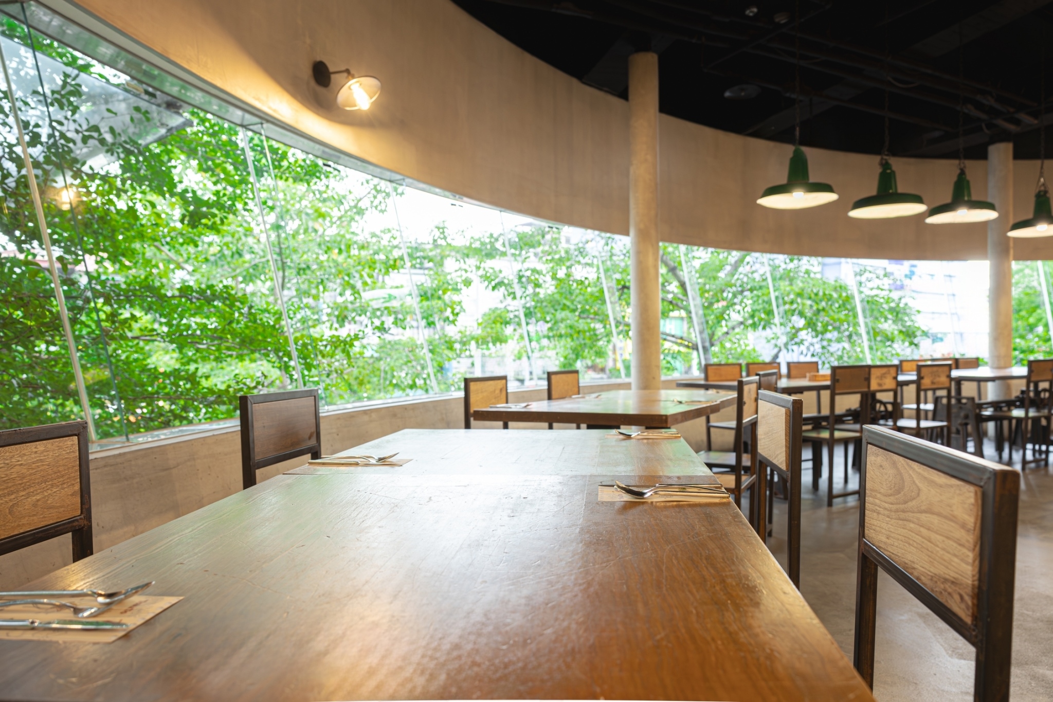 圖四：義饗食堂餐廳內擁有環繞180度的大落地窗景，將戶外陽光綠意引入室內，搭配復古文青餐桌椅沙發，絕對是闔家的用餐首選。.jpg