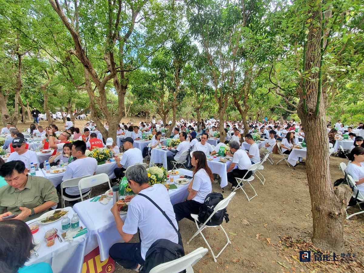 五百名森麟人在保力林場的樹蔭下享用午餐， 感受大自然帶來的美好與時令美食。(圖／記者蘇茵慧)