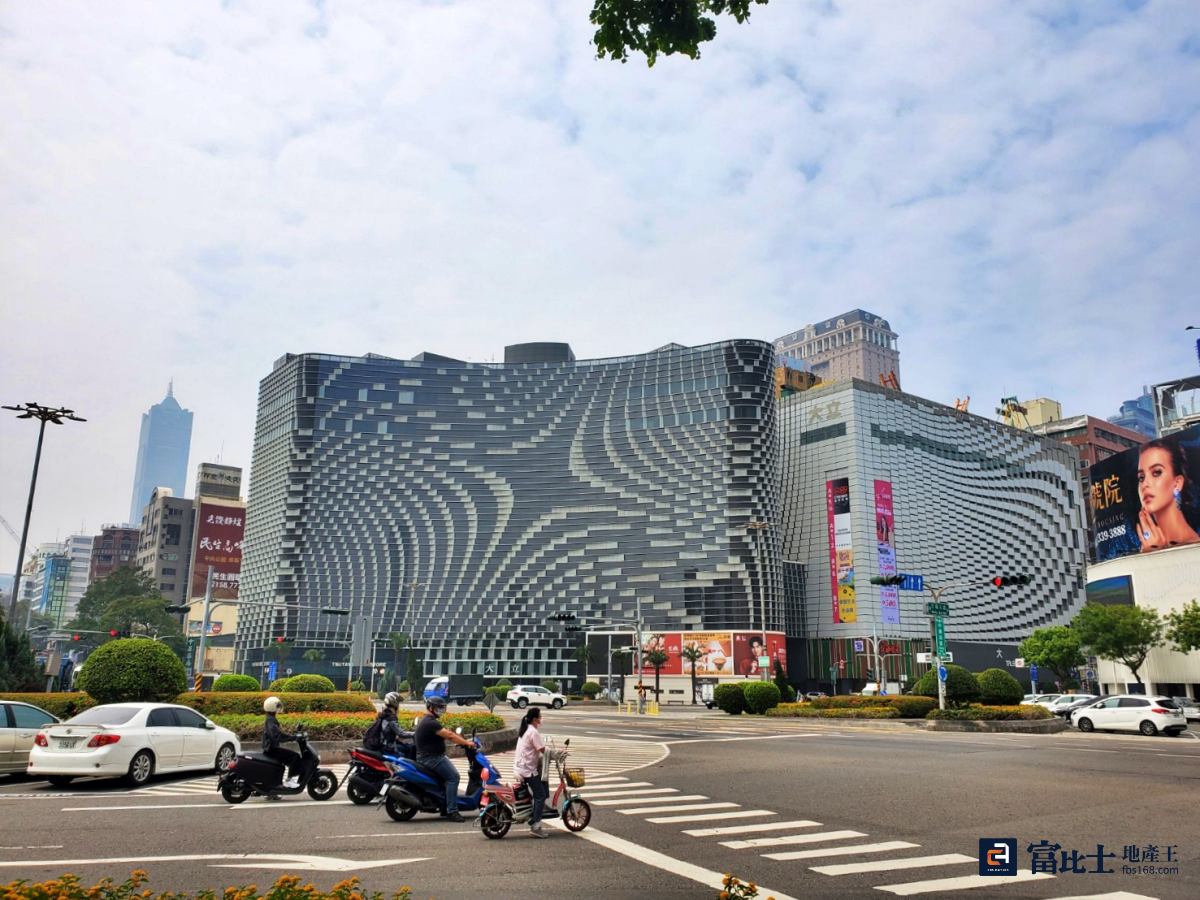 大立百貨近年陸續引進日本蔦屋書店、in89影城及特色餐廳，本月則有全台最大間無印良品及唐吉訶德開幕，帶動人潮。(圖／記者蘇茵慧)