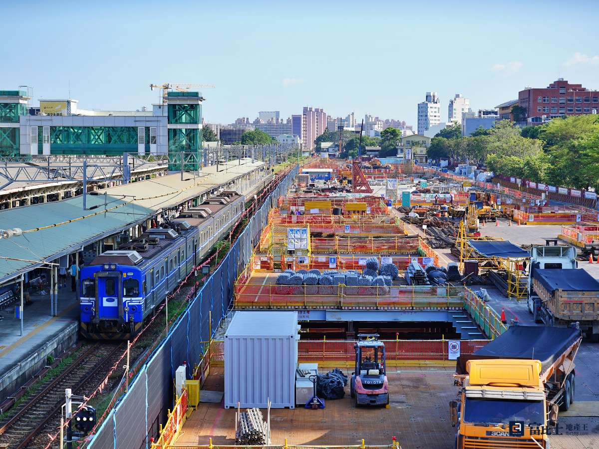 台南鐵路地下化工程正在趕工中，因總統大選再次成為媒體焦點。(圖／記者蘇茵慧)