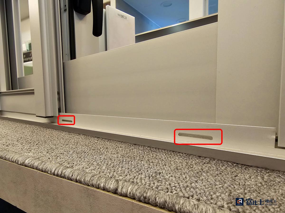 鋁門窗對外的洩水孔有時會被磁磚填縫或矽利康遮蓋住，容易導致內溝積水溢出，驗屋時也可注意此處。(圖／記者蘇茵慧)