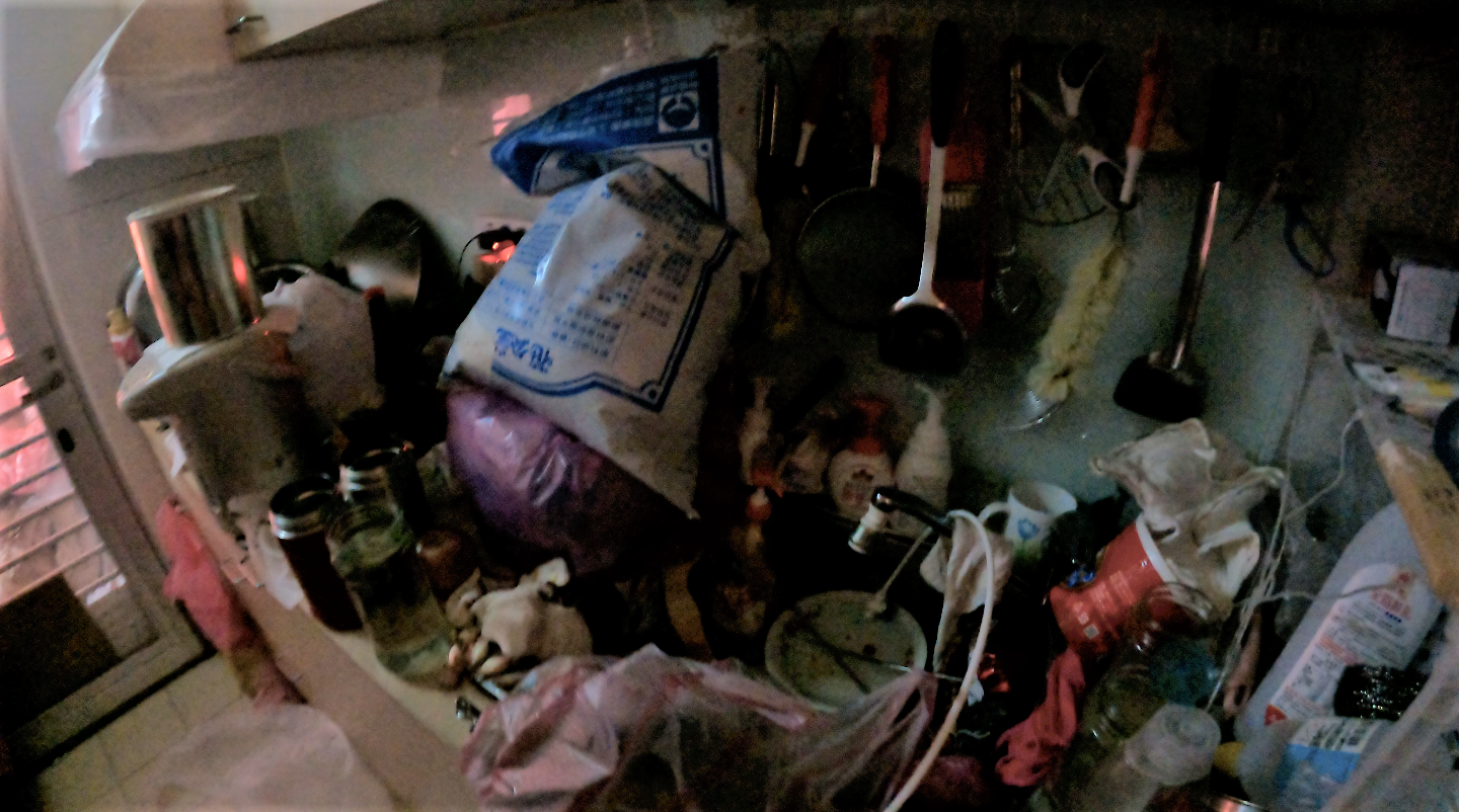照片1 承租戶在瓦斯爐上放置大量雜物廢棄物，有消防安全之虞。(新北住都中心提供).png