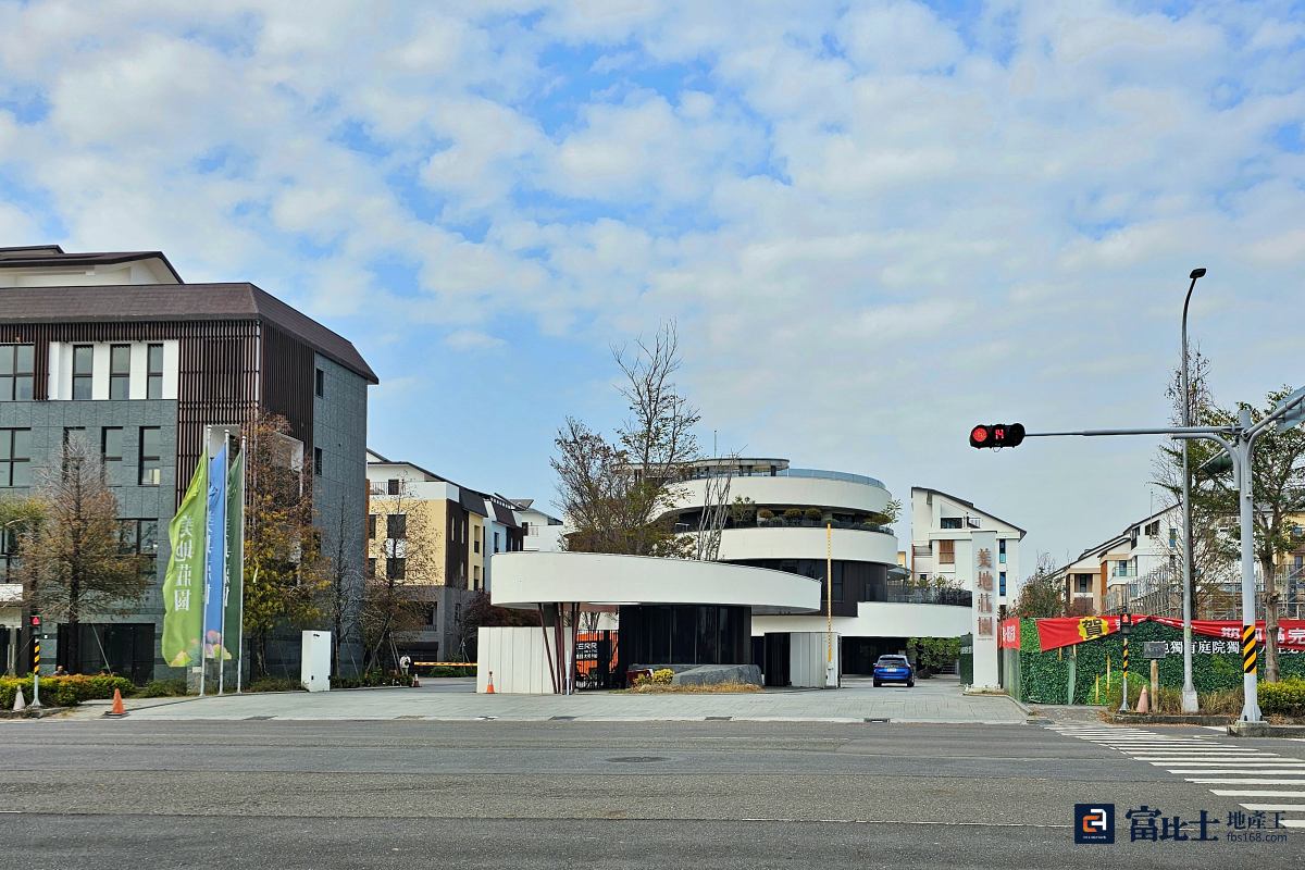 翡翠森林四期之美地莊園，目前預售期間，銷售五成左右。（圖／記者蘇茵慧）