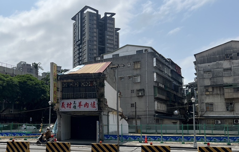 在地人氣羊肉爐店家成都更孤島 鄰居透天厝整排已全拆光