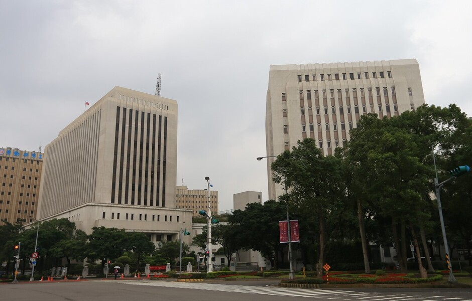 川普不確定性下 央行維持利率凍漲 房市選擇性信用管制速凍交易量