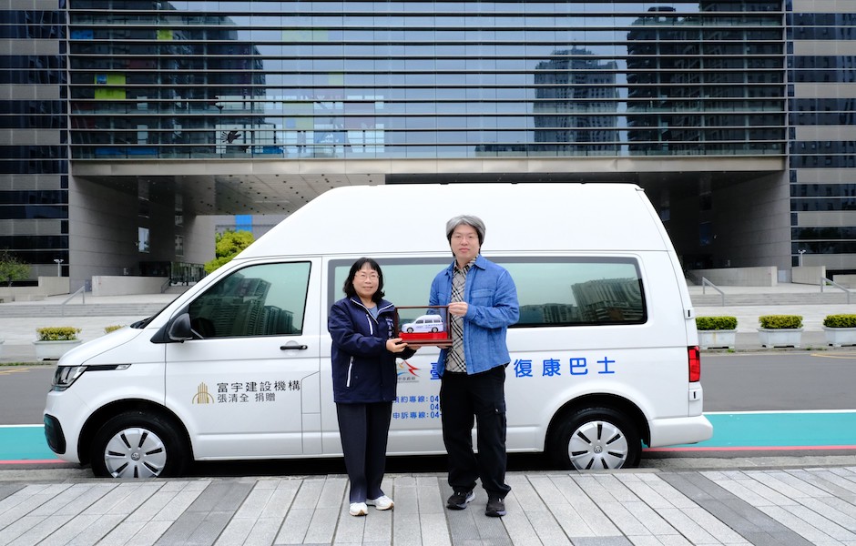 富宇建設今年捐贈給台中市府的高頂復康巴士，日前由台中市政府社會局長廖靜芝代表受.jpg