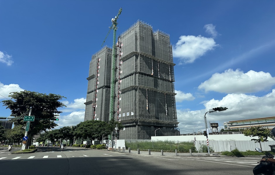 台中市北屯區街景,可見新建案施工中。(圖/記者莊亞築攝) 台中市北屯區街景,可見新建案施工中。(圖/記者莊亞築攝)