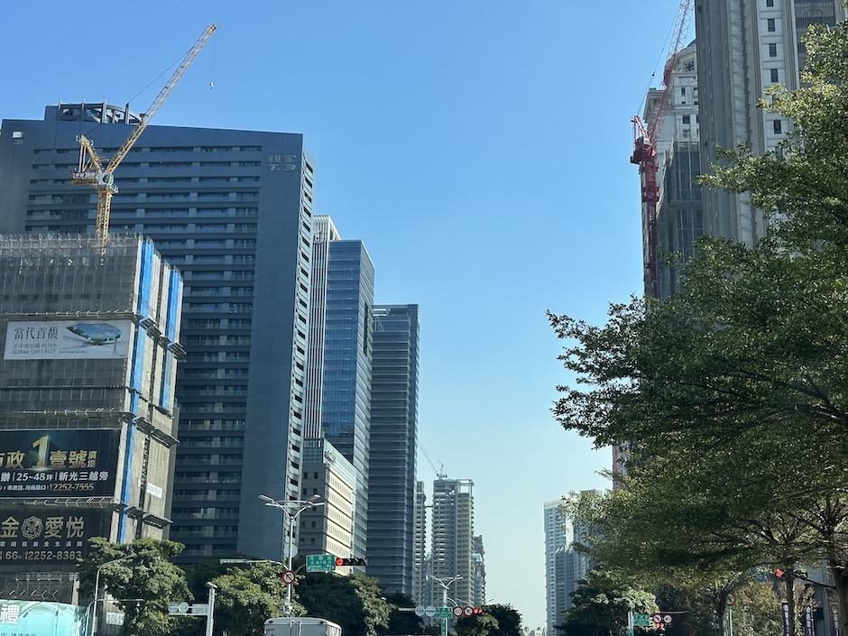 台中七期市政核心街景,高價住宅、商辦新案並進,成為中台灣高端市場熱區。(圖/記者莊亞築攝) 台中七期市政核心街景,高價住宅、商辦新案並進,成為中台灣高端市場熱區。(圖/記者莊亞築攝)