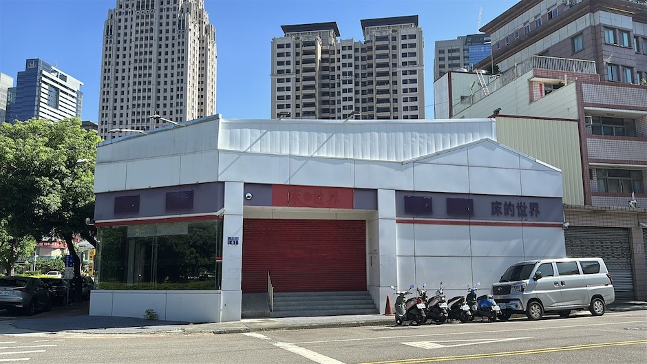 七期惠中路二段「床的世界」原址，角地大坪數透天店面，6月底搬遷，房東開價月租20萬元待租中。（圖／記者莊亞築攝）