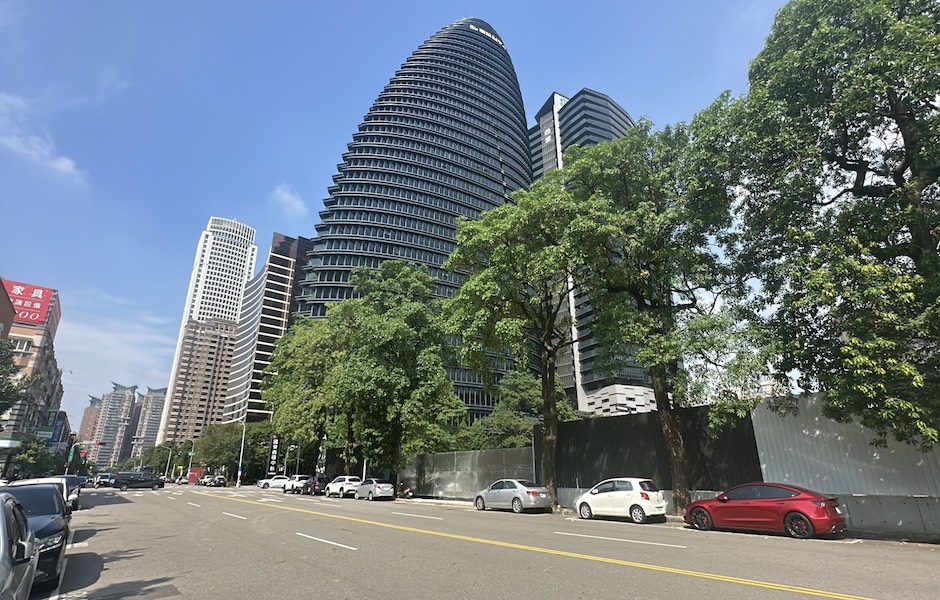 朝富路、市政北二路口是七期商辦群高度聚集之地，也讓朝富路上商圈輪廓日漸成形。（圖／記者莊亞築攝）