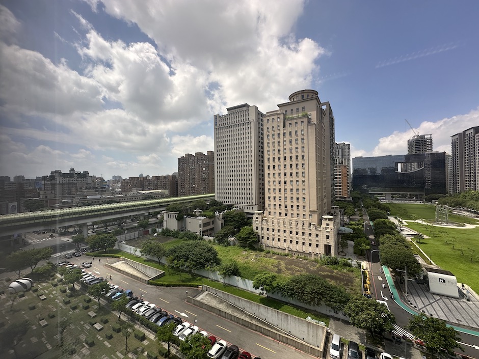台中房市在政策與利率影響下，出現促銷與品牌案並存的兩樣情。（圖／記者莊亞築攝）