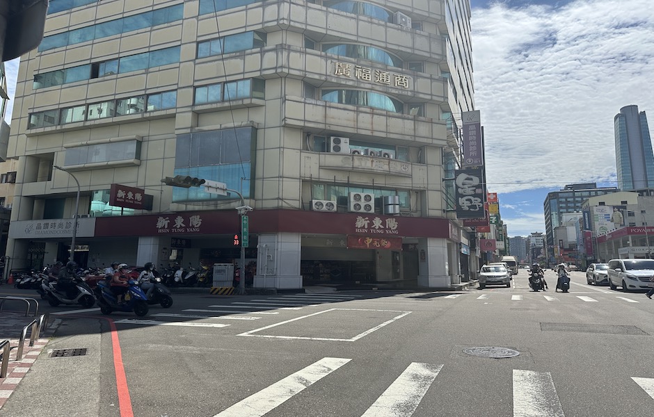 台中公益路上的廣福通商大樓樓店，屋主近期以3.58億元求售，備受市場關注。（圖／記者莊亞築攝）