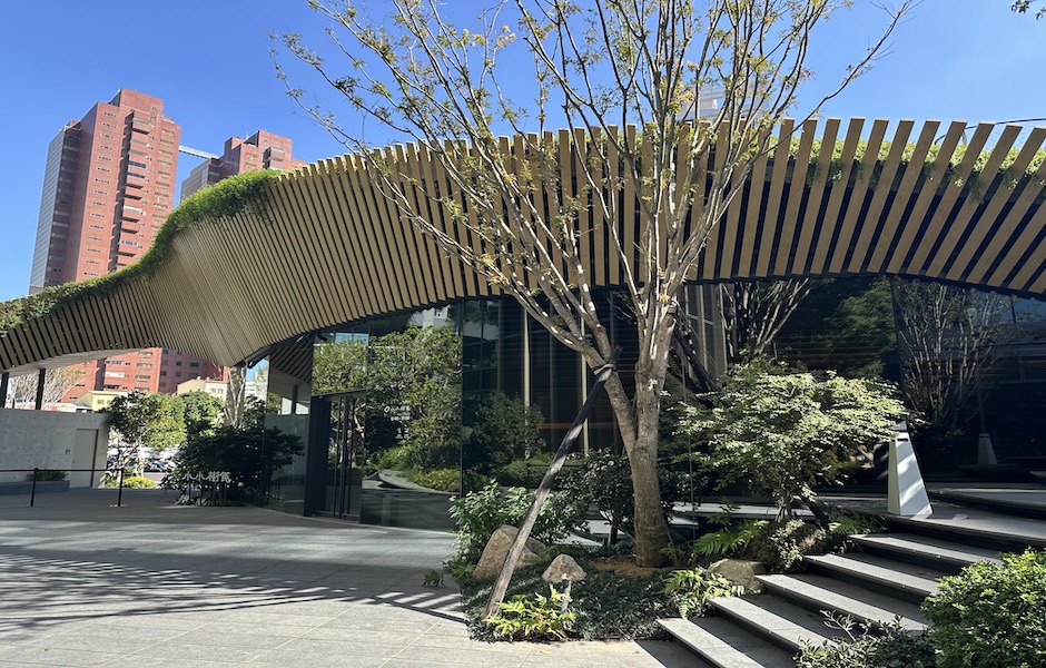 隈研吾操刀的台中「勤美術館」整體建築以「森」為概念。（圖／記者莊亞築攝）