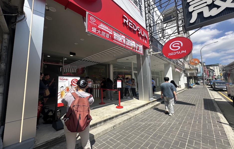 又有知名飲料品牌搶進台中市場,且一開幕就造成商圈轟動。(圖/記者莊亞築攝) 又有知名飲料品牌搶進台中市場,且一開幕就造成商圈轟動。(圖/記者莊亞築攝)