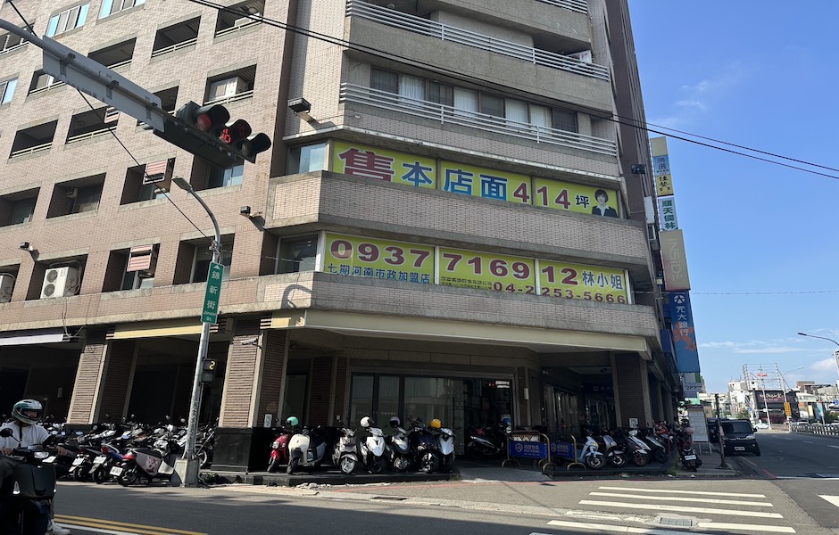 台中一中商圈三民路上角間店面，近期傳出交易訊息，由南部醫療大咖斥資1.01億元買下。（圖／記者莊亞築攝）