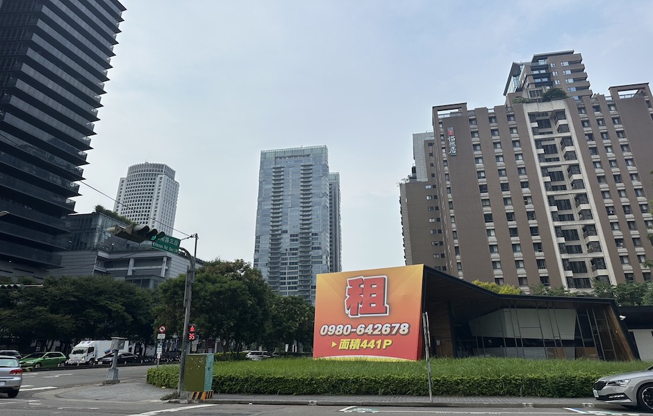 台中七期接待中心外牆大大掛上「待租」字樣，冷清氛圍呼應928檔期推案量腰斬的市場現況。（圖／記者莊亞築攝）