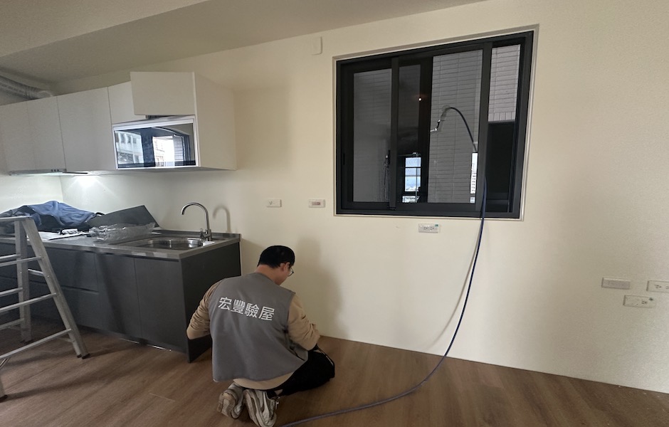 民眾找來第三方驗屋公司進行檢測，把關新屋品質。（圖／記者莊亞築攝）