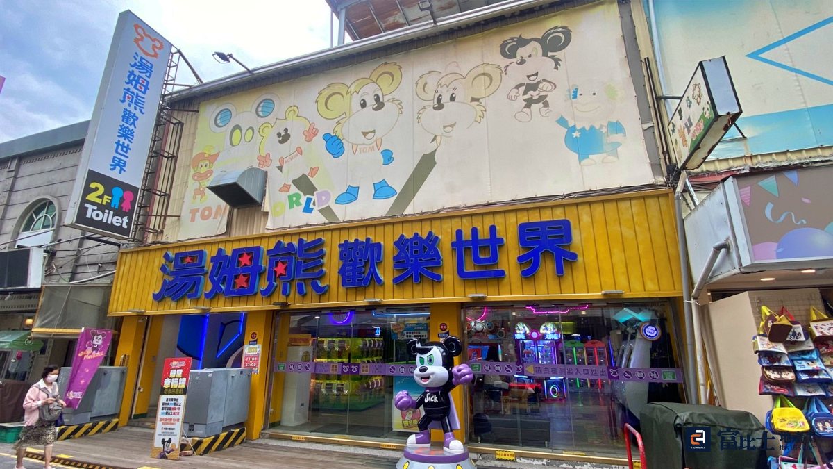 中正路239號地址共三筆地號，從中正路到國華街三角窗地段都屬之，因此二樓有雙出入口。（圖／熱血玩台南提供）