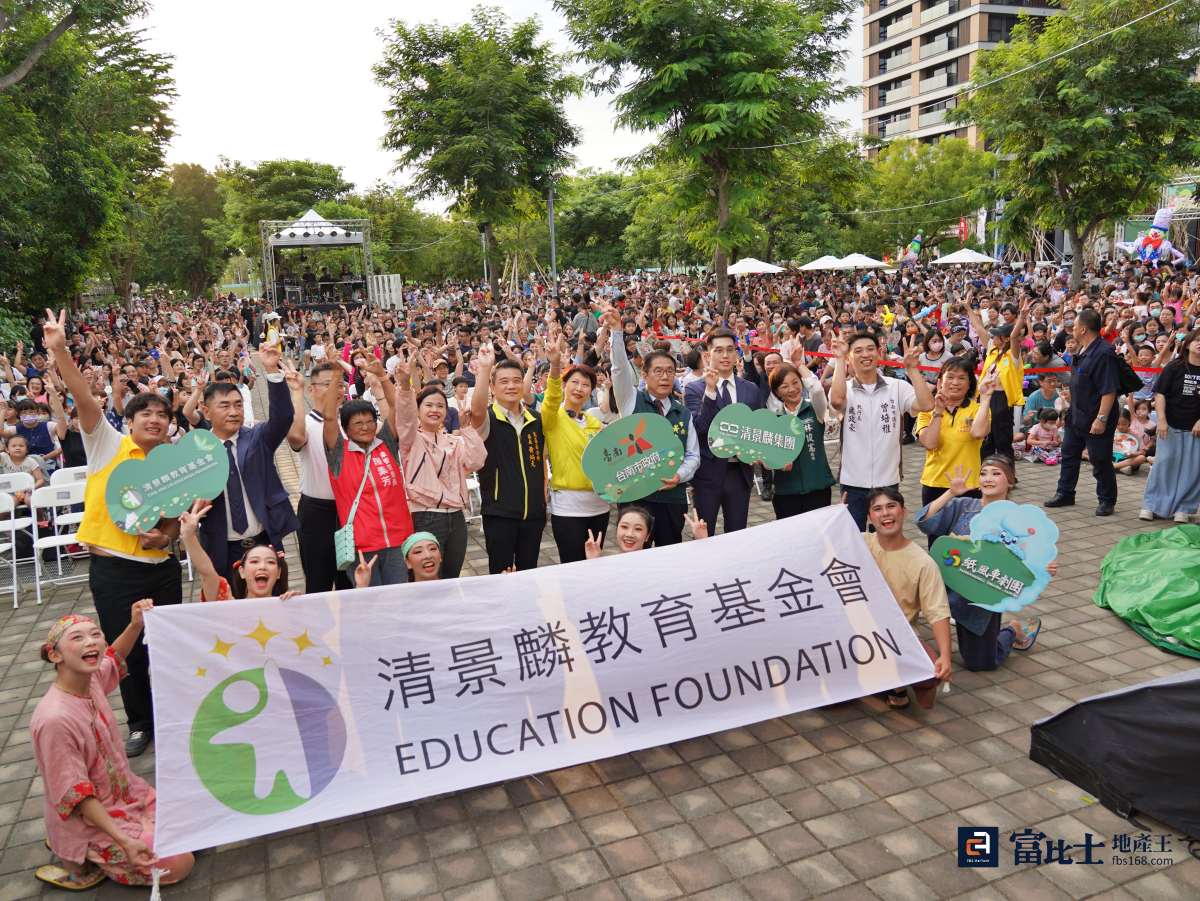 清景麟教育基金會攜手紙風車劇團，於東區崇賢公園演出《寶莉回家》，吸引5千人到場觀賞。（圖／記者蘇茵慧）