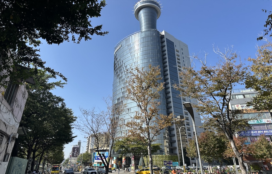 台中火車站站前地標李方艾美酒店從公開標售改專任銷售,開價仍為80億元不變。(圖/記者莊亞築攝) 台中火車站站前地標李方艾美酒店從公開標售改專任銷售,開價仍為80億元不變。(圖/記者莊亞築攝)