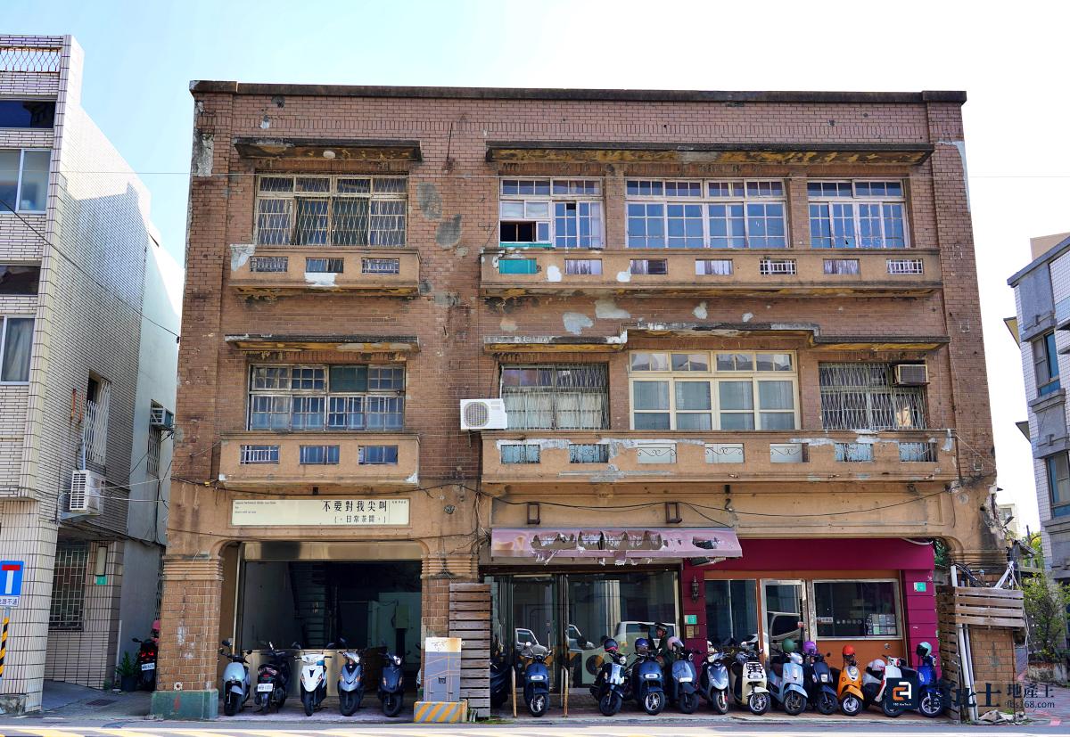 中正路近期有土地交易紀錄，其中一筆交易含三間店面，過去曾經是黑澀會美眉開的網美手搖飲店。（圖／記者蘇茵慧）