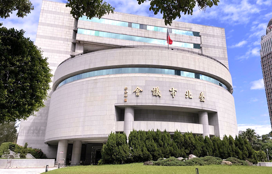 蔣萬安市議會備詢 解約金合理性成焦點