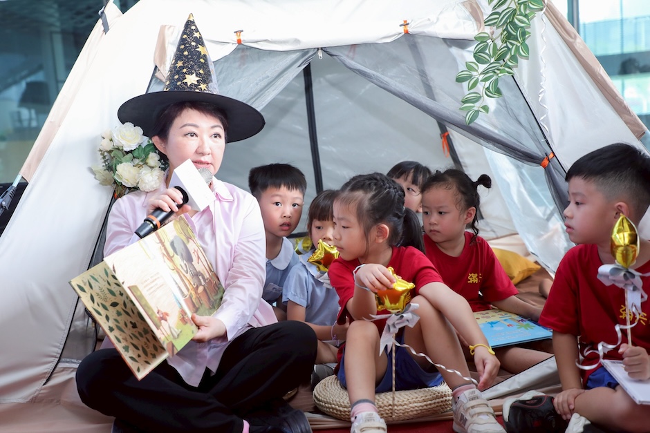 1760511236317412.jpg 盧市長親自為小朋友朗讀故事書.jpg