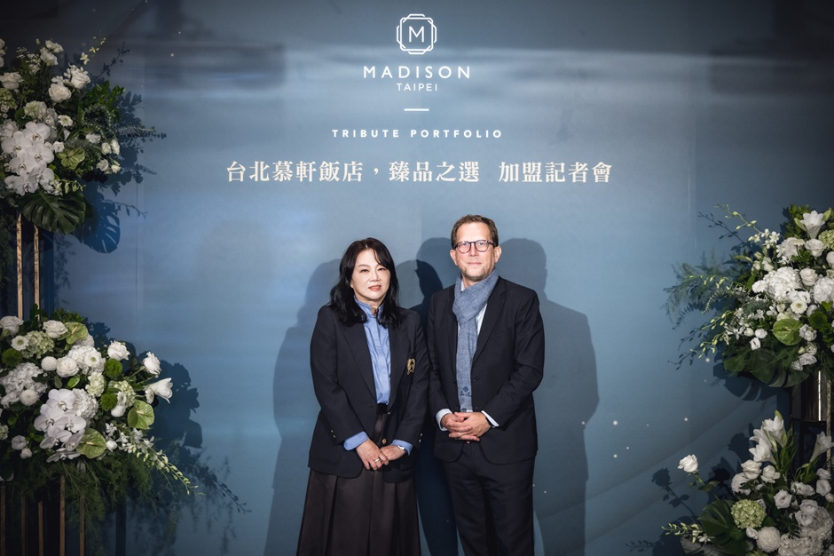 1761038089343059.jpg 國泰飯店觀光事業執行長 莊琬華(Phyllis Chuang)女士和萬豪國際集團亞洲區代表 Mr. Richard Boyer合影.jpg