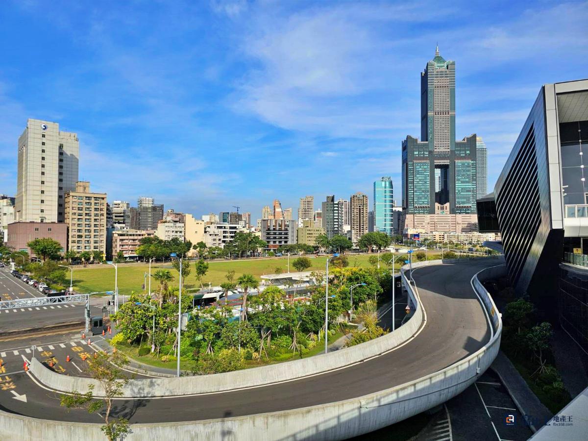 鴻海拿下Y15站聯合開發案,將投資159億元打造旗艦總部,預計每年可創200億元經濟效益。(圖/記者蘇茵慧) 鴻海拿下Y15站聯合開發案,將投資159億元打造旗艦總部,預計每年可創200億元經濟效益。(圖/記者蘇茵慧)