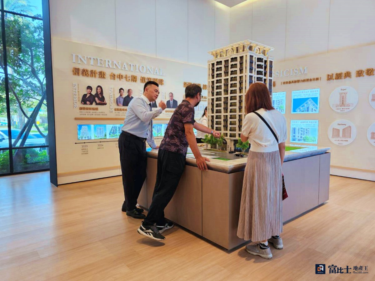 看準結婚成家季，高雄建商推出「挺成家」方案，吸引新婚族目光。（圖／記者蘇茵慧）