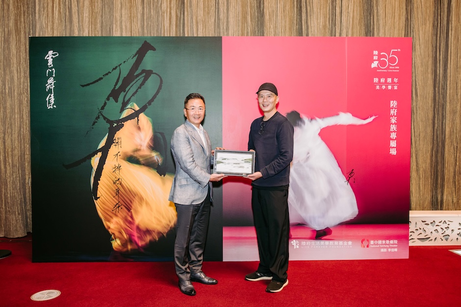 (業者提供)陸府建設執行長與雲門舞集藝術總監鄭宗龍(右)合影，贈送台灣藝術家張庭溦作_.jpg