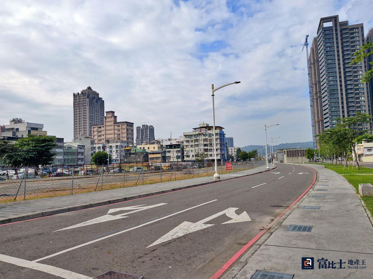 交通部台鐵將在明年推出自立路地上權案,該基地超過3800坪,經都計變更後容積可拉到840%。(圖/記者蘇茵慧) 交通部台鐵將在明年推出自立路地上權案,該基地超過3800坪,經都計變更後容積可拉到840%。(圖/記者蘇茵慧)