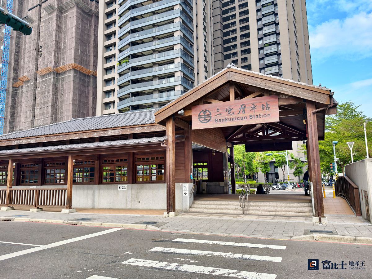 地上權基地位於三塊厝周邊,距離高雄火車站亦不遠,附近五年內的新成屋行情都在每坪35萬以上。(圖/記者蘇茵慧) 地上權基地位於三塊厝周邊,距離高雄火車站亦不遠,附近五年內的新成屋行情都在每坪35萬以上。(圖/記者蘇茵慧)