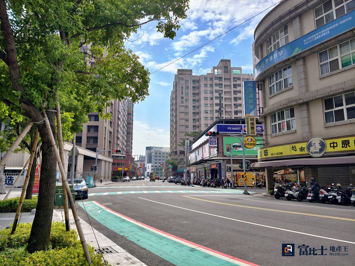 即便里名更動或界線微調,既有的道路環境、商圈條件與交通動線均未改變,房價反映的是城市發展紅利,不存在因「行政界線移動」而崩跌的理由。(圖/記者蘇茵慧) 即便里名更動或界線微調,既有的道路環境、商圈條件與交通動線均未改變,房價反映的是城市發展紅利,不存在因「行政界線移動」而崩跌的理由。(圖/記者蘇茵慧)
