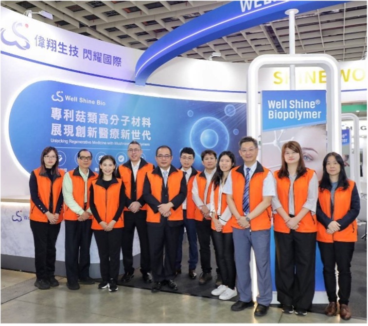 1765163118812428.jpg 偉翔生技執行長藍蒼洲(左五)率團隊亮相高分子生物材料。 圖偉翔生技提供.jpg