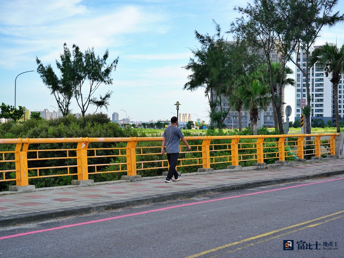 蜿蜒的綠意廊道與親水社區,從社區延續到自家生活空間,感受自然與建築的和諧。(圖/記者蘇茵慧) 蜿蜒的綠意廊道與親水社區,從社區延續到自家生活空間,感受自然與建築的和諧。(圖/記者蘇茵慧)