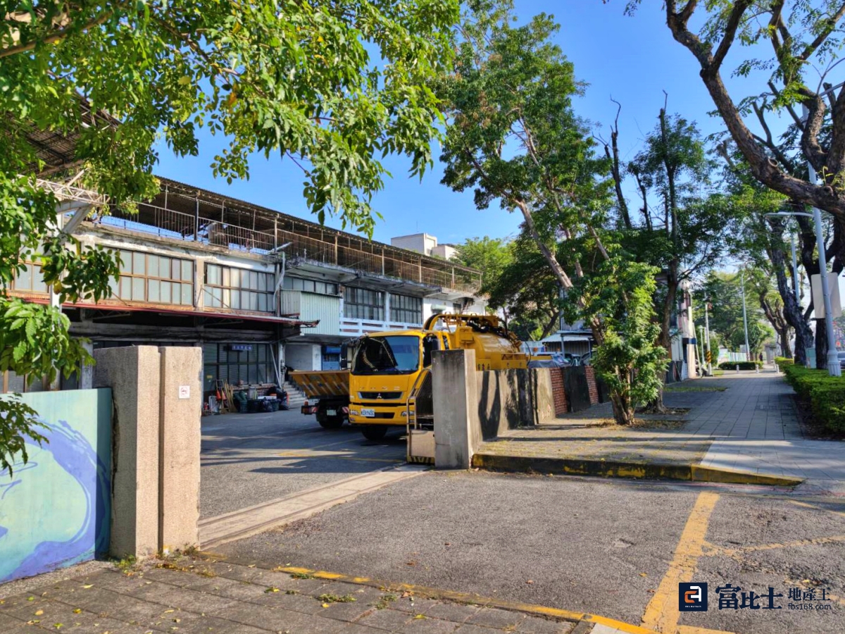 隆大建設董事長陳武聰表示，簽約是責任的開始，未來將興建樓高28層、地下6層的超高層複合式建築，期許隆大能打造輕軌五權國小站新地標。（圖／記者蘇茵慧）