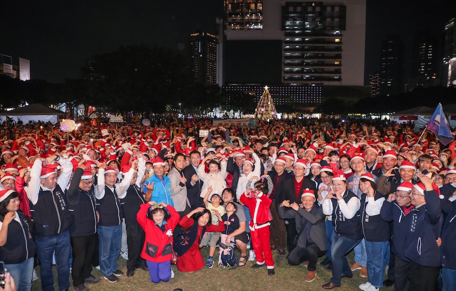 平安夜最暖風景-全台最多1088位聖誕老人報佳音-盧市長祈願-城市平安幸福-2-_0.jpg